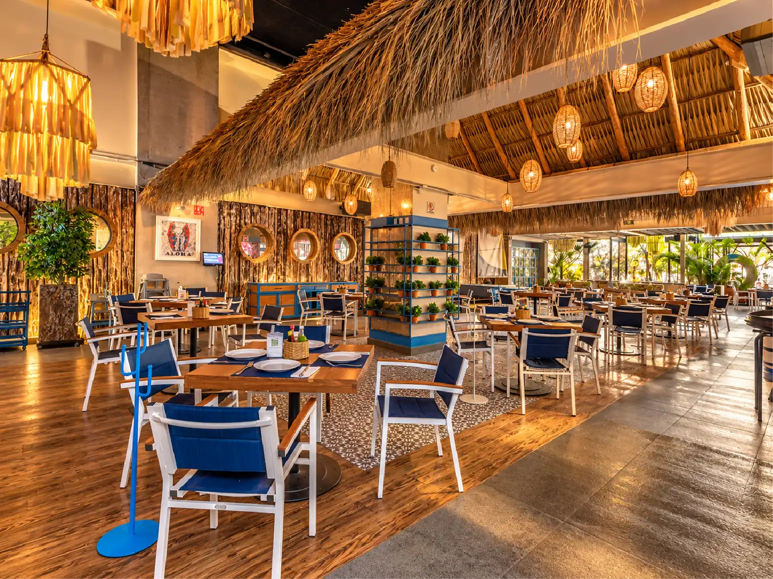 Gran palapa artesanal con lámparas colgantes sobre el comedor del restaurante Yellow Fish en Querétaro