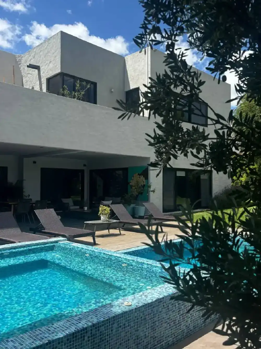 Alberca y terraza posterior de Casa Sagrado Corazón con vista al jardín, El Campanario, Querétaro