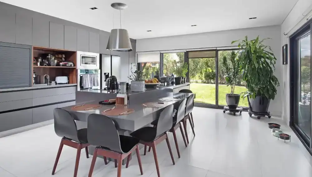 Cocina y comedor integrados con vista al jardín en Casa Sagrado Corazón, El Campanario, Querétaro