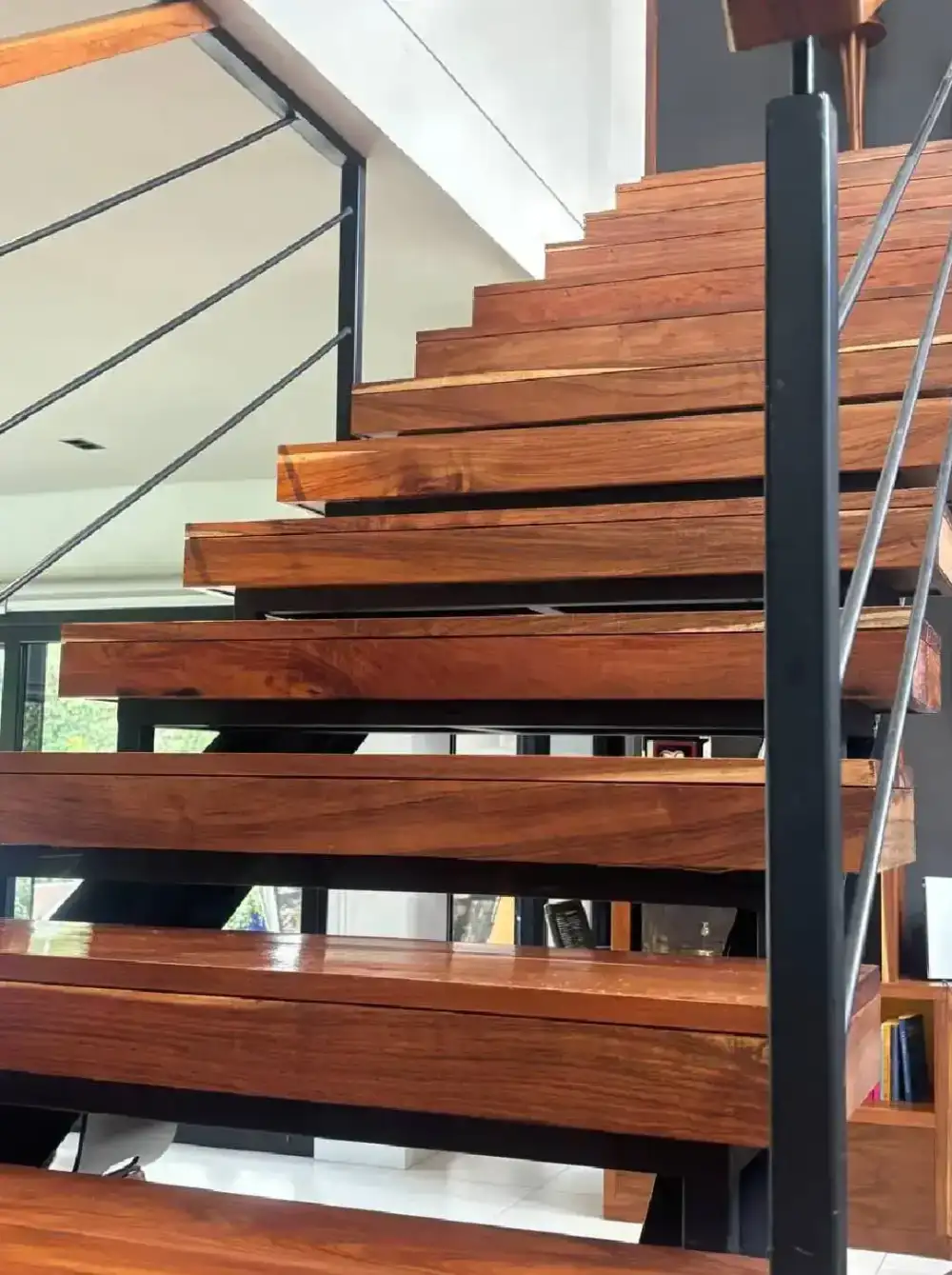 Escalera de madera maciza y herrería negra en Casa Sagrado Corazón, El Campanario, Querétaro