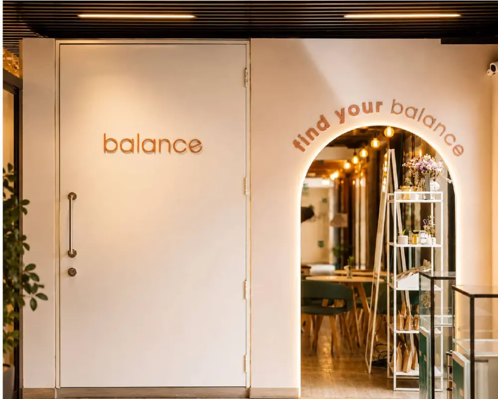 Fachada de acceso a Balance con el letrero find your balance, arquitectura comercial en Querétaro