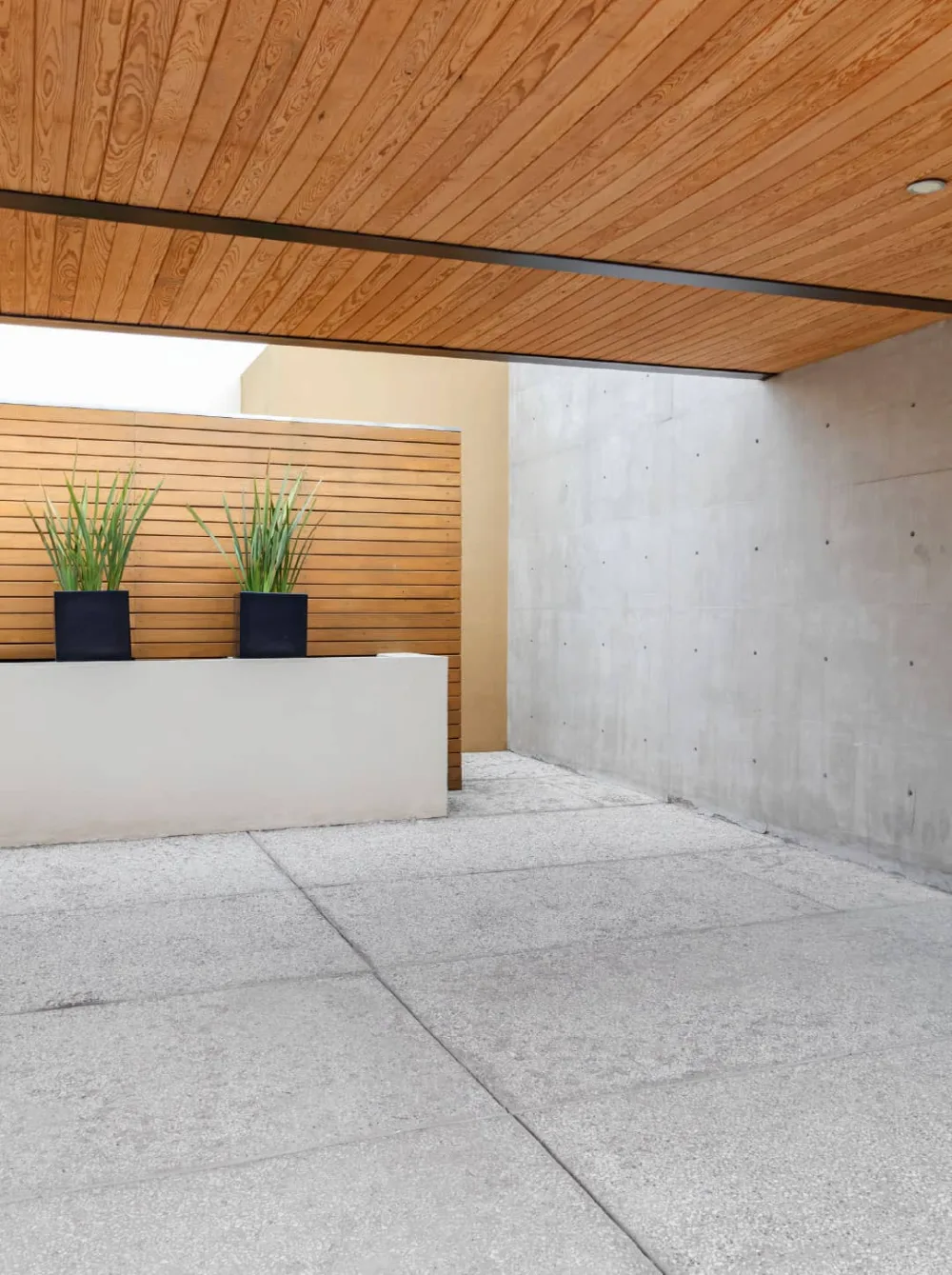 Detalle de carport con jardineras de madera de Casa CAED, Corregidora, Querétaro