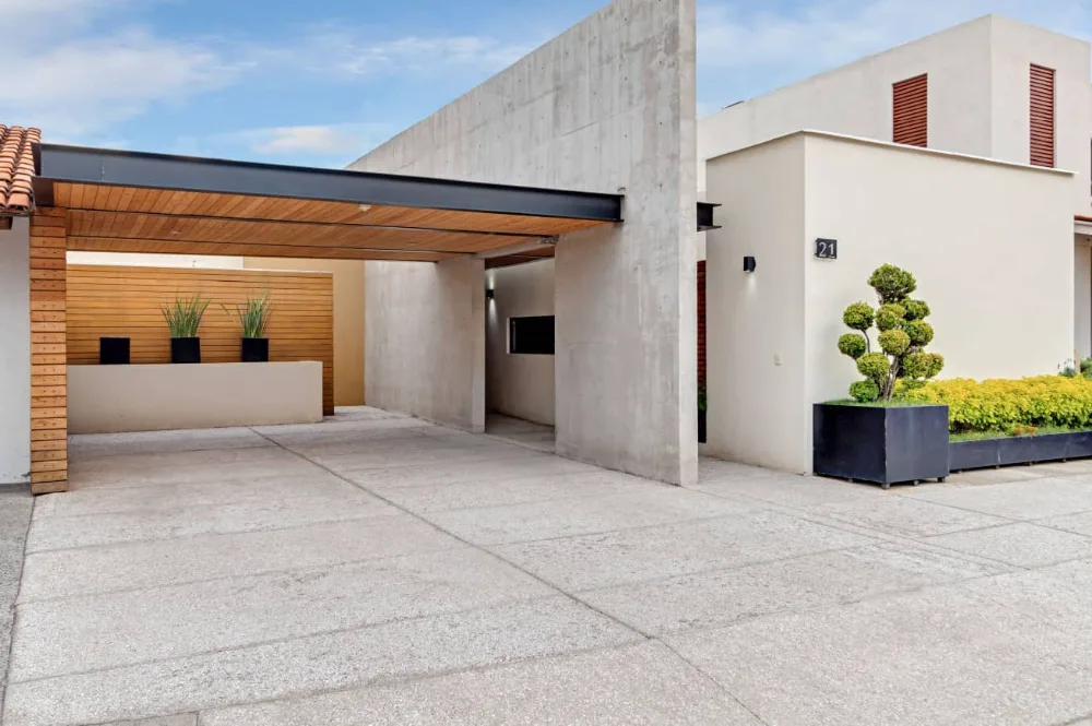 Carport y fachada de madera de Casa CAED en Corregidora, Querétaro