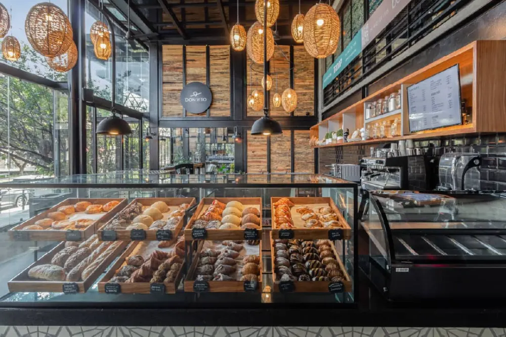Vitrinas de pan y candiles de fibra natural en la construcción de la panadería Pan de Lucio en Querétaro