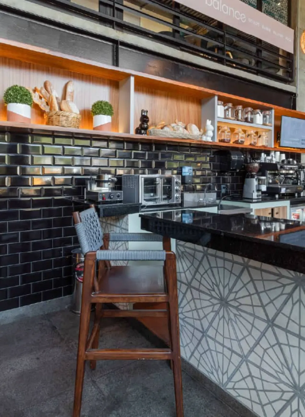 Barra de café con banca tejida en el diseño de la cafetería Pan de Lucio en el Centro Histórico de Querétaro