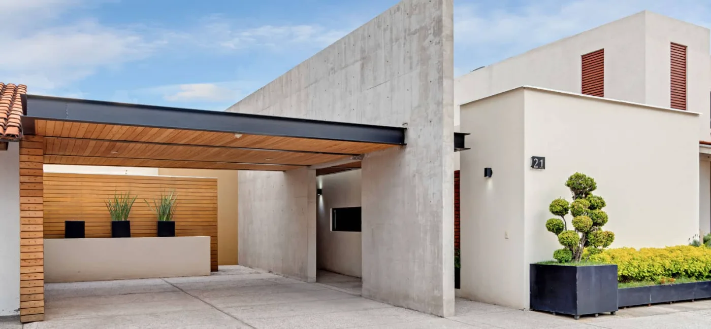 Casa CAED — El Prado 21, Corregidora, Querétaro Fachada de Casa CAED, residencia contemporánea de concreto y madera en Corregidora, Querétaro