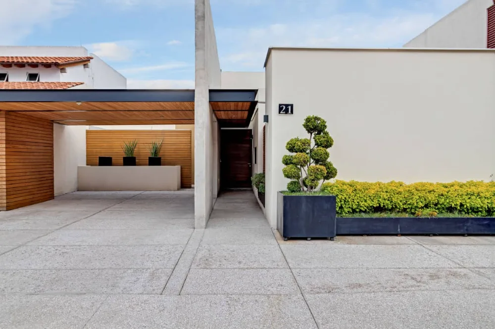 Fachada principal y entrada de Casa CAED, Corregidora, Querétaro