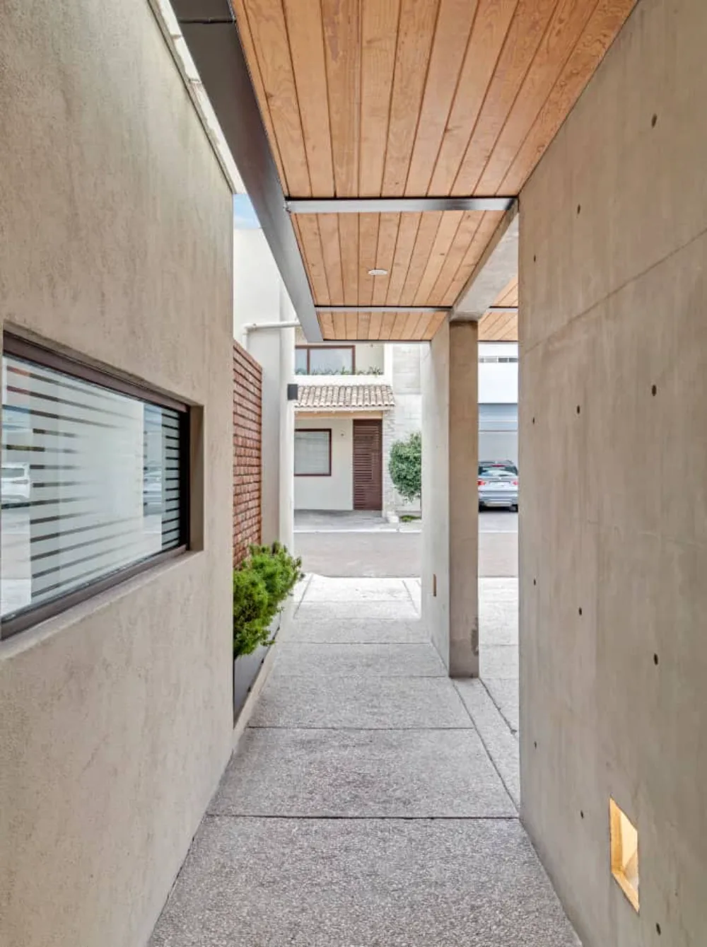 Pasillo de acceso de Casa CAED, residencia contemporánea en Corregidora, Querétaro