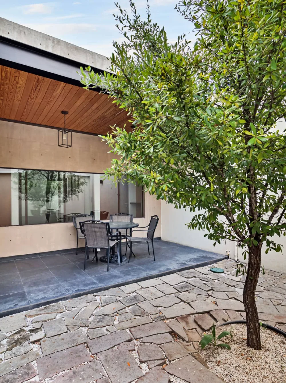 Patio interno con terraza y árbol de Casa CAED, Corregidora, Querétaro