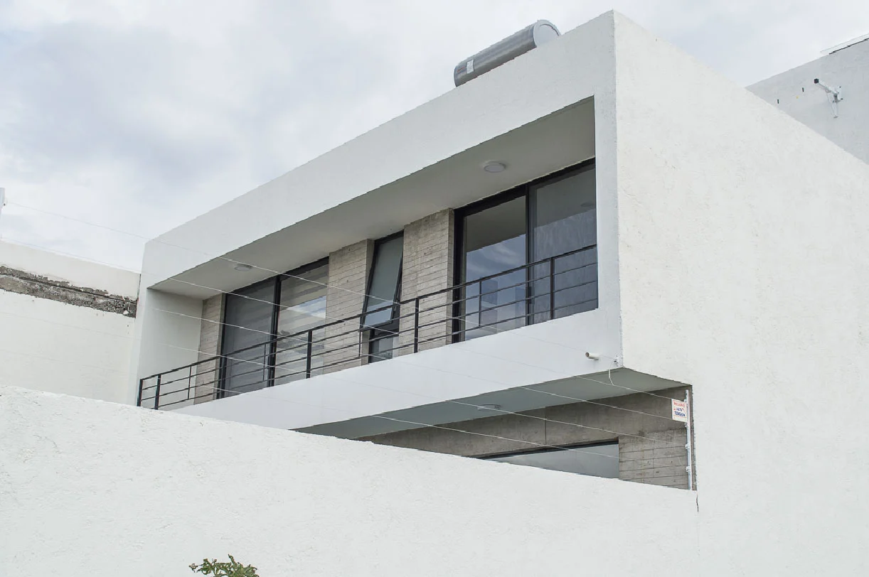 Balcón con barandal metálico y ventanales de la planta alta de Casa Moro en Biogrand Juriquilla