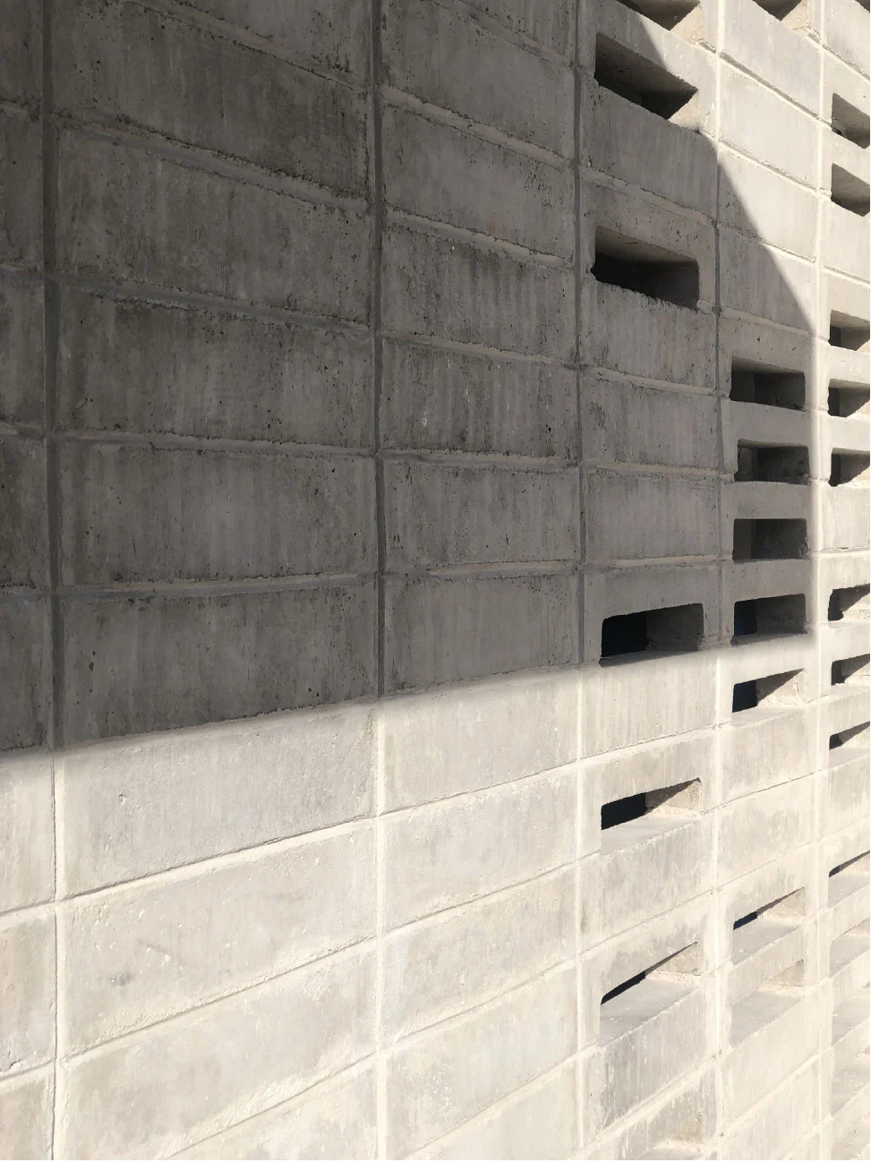 Detalle de celosía de block de concreto con luz y sombra en Casa Moro, Juriquilla, Querétaro