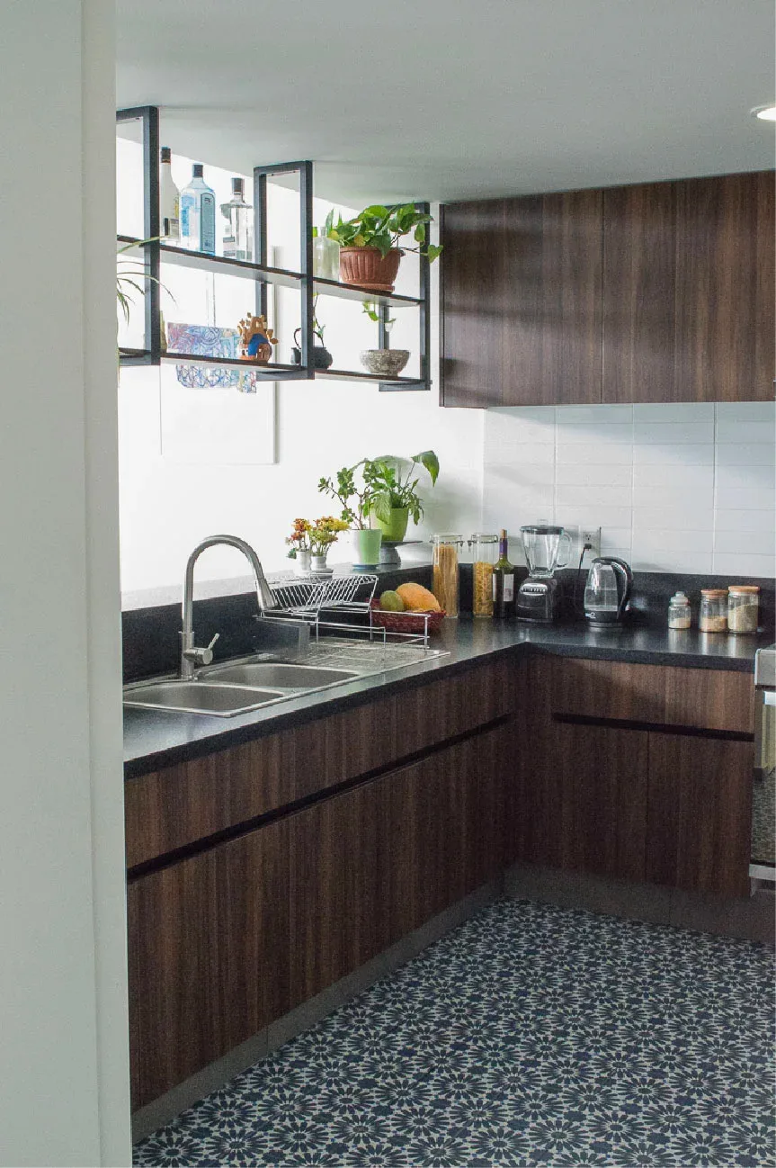 Cocina de Casa Moro con gabinetes de madera, repisas metálicas y piso de mosaico en Juriquilla