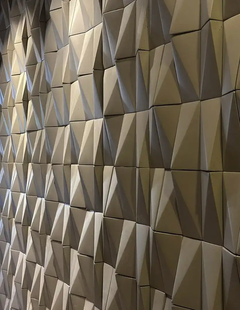 Salón de Casa Silva con techo de madera, lámparas colgantes y ventanal hacia el patio interior