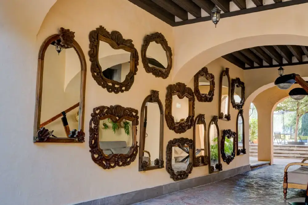 Fachada colonial con placa del Mesón de Santa Rosa entre buganvilias en Querétaro