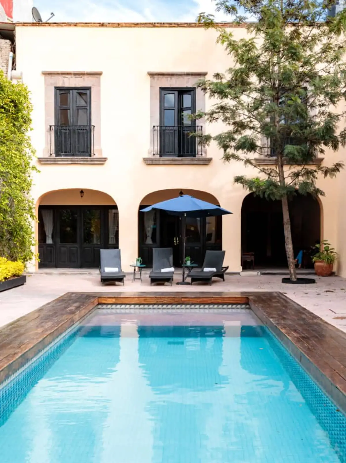 Fachada del Mesón Santa Rosa, hotel boutique colonial en el Centro Histórico de Querétaro con alberca
