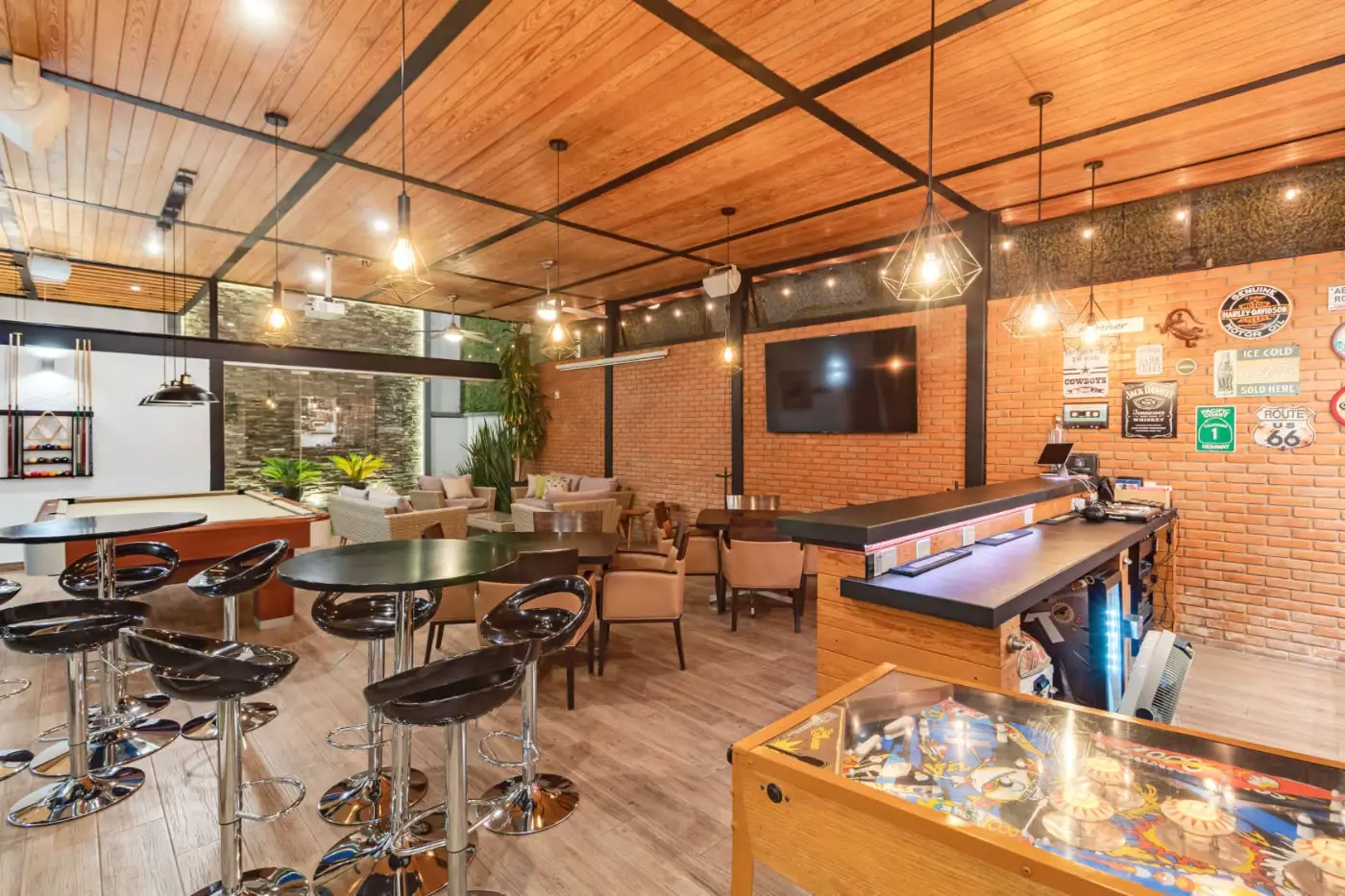 Terraza con bar, mesa de billar y zona social bajo techo de madera en Terraza Edco, Corregidora, Querétaro